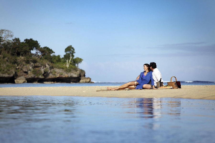 Intercontinental Fiji Couple On Beach The Celebration Travel Companythe Celebration Travel 4834