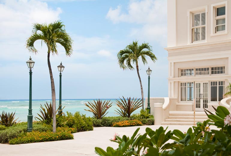 Moana-Surfrider-Exterior-with-Beach-View