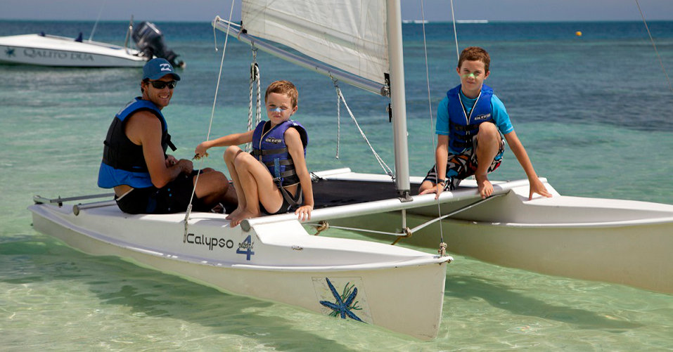 Castaway-kids-and-dad-on-boat