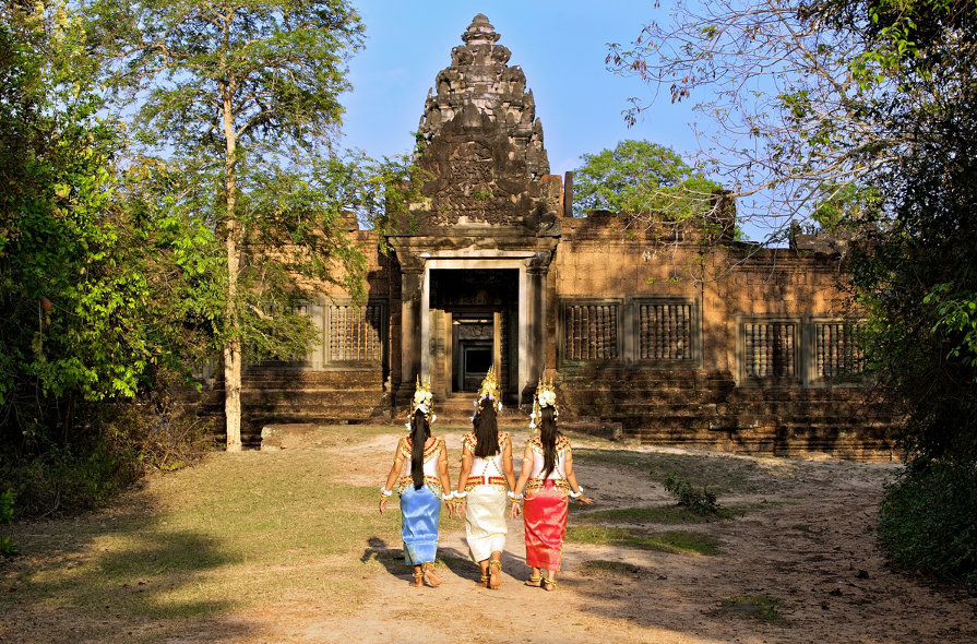 Aspara-dancers-entering-entrance-of-Banteay-Samre-Temple-Cambodia