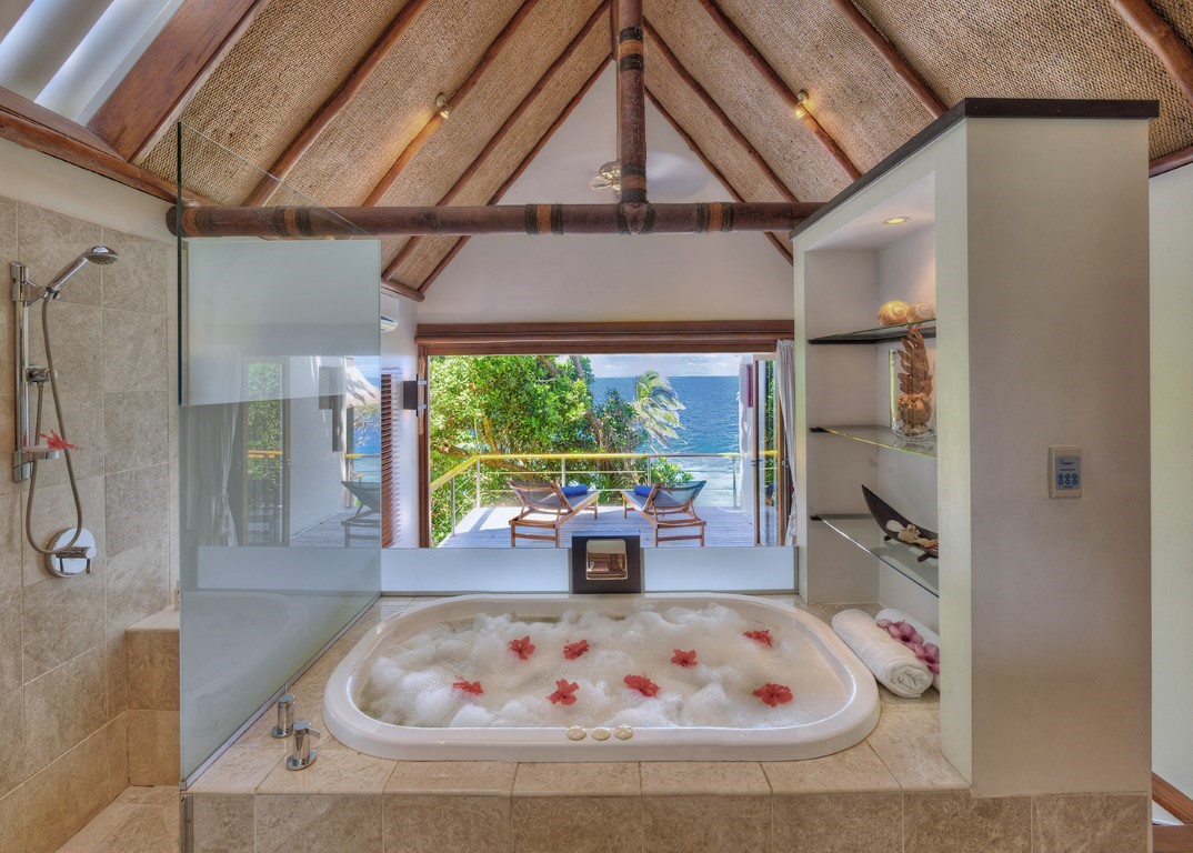 Royal-Davui-Island-Plunge-Villa-Bath