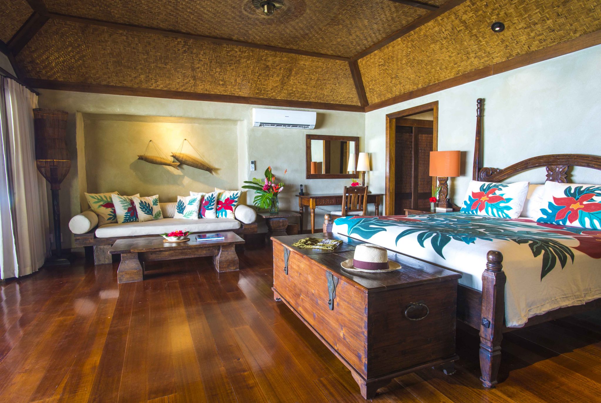 Pacific-Resort-Aitutaki-Premium-Beachfront-BGLW-interior-1