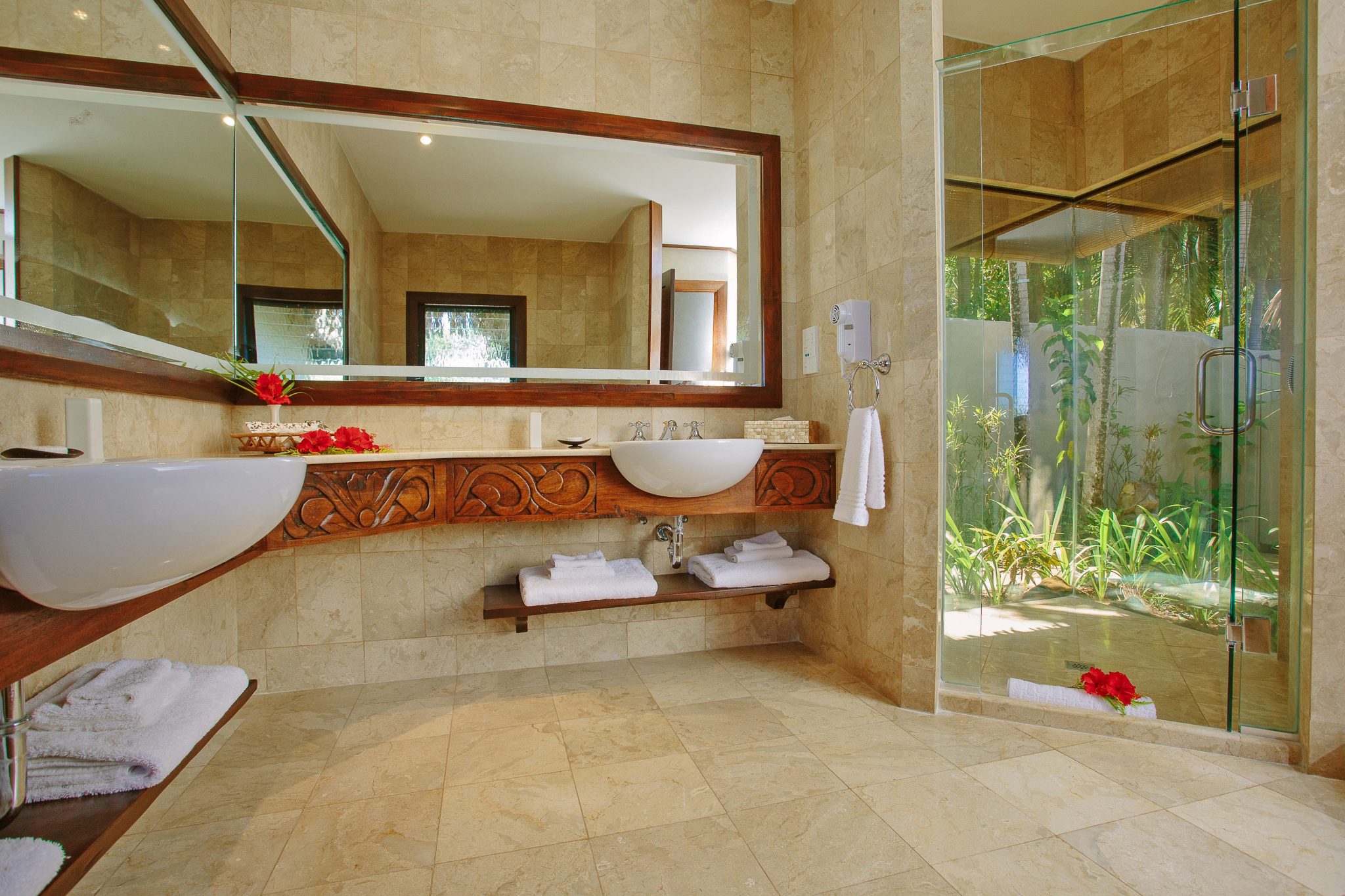 Pacific-Resort-Aitutaki-Ultimate-Beachfront-bathroom-1