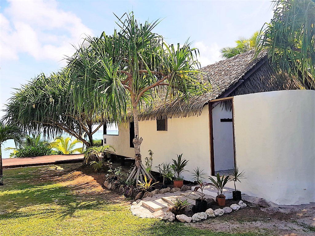 Tamanu-Beach-Aitutaki-1BDRM-Beachfront-Bglw-Exterior