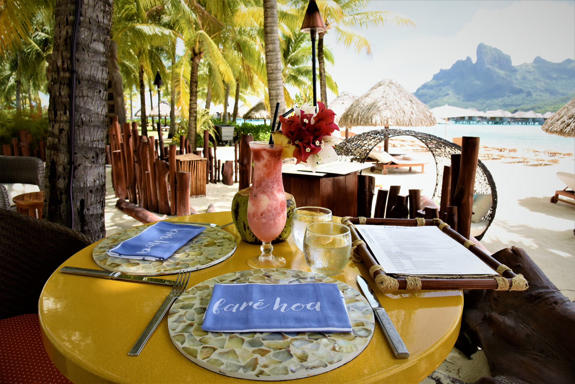 Four-Seasons_Bora-Bora-FB_Outdoor-dining-2