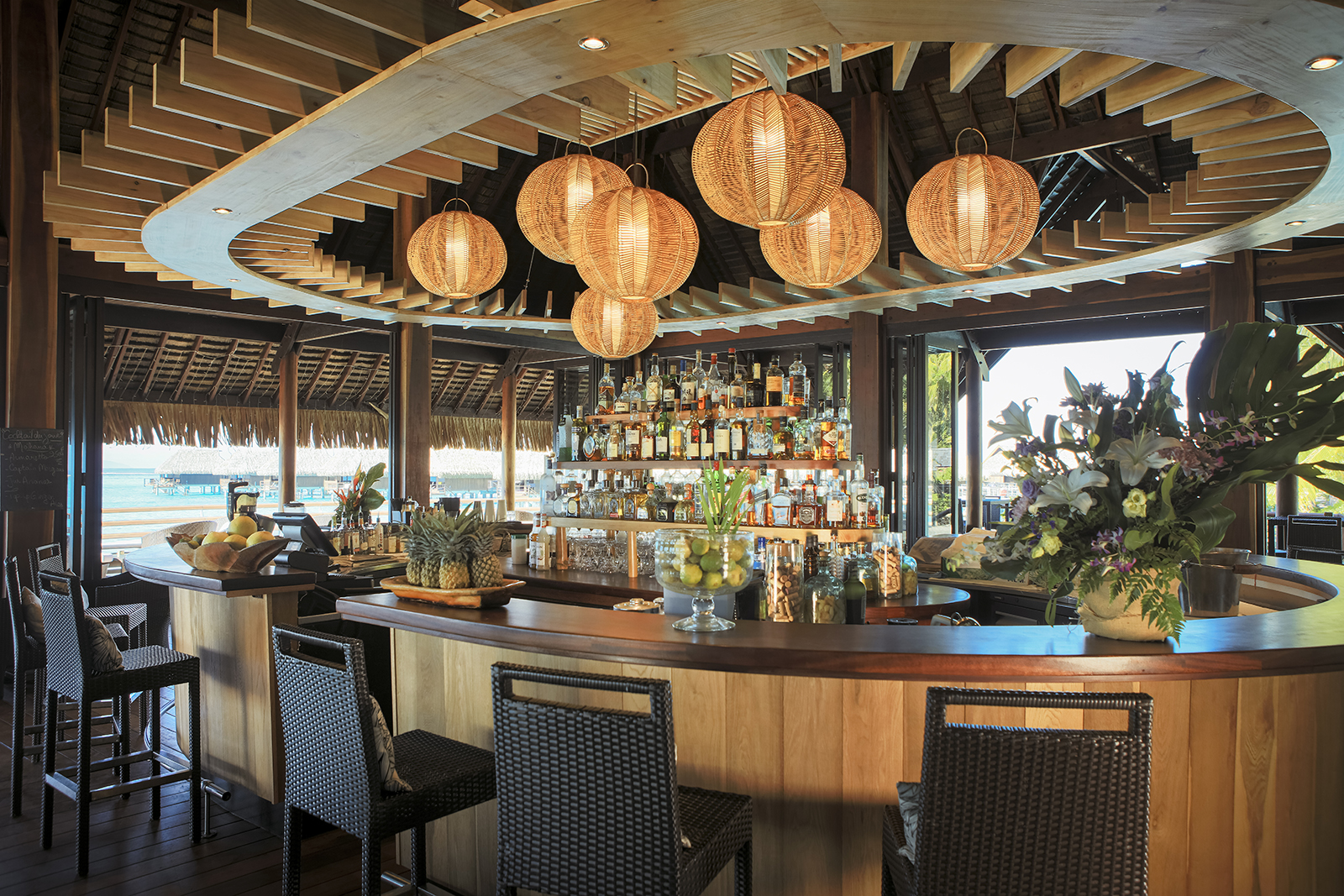 MOZ_Bar-view©Sofitel-Kia-Ora-Moorea-gregoirelebacon-2-1