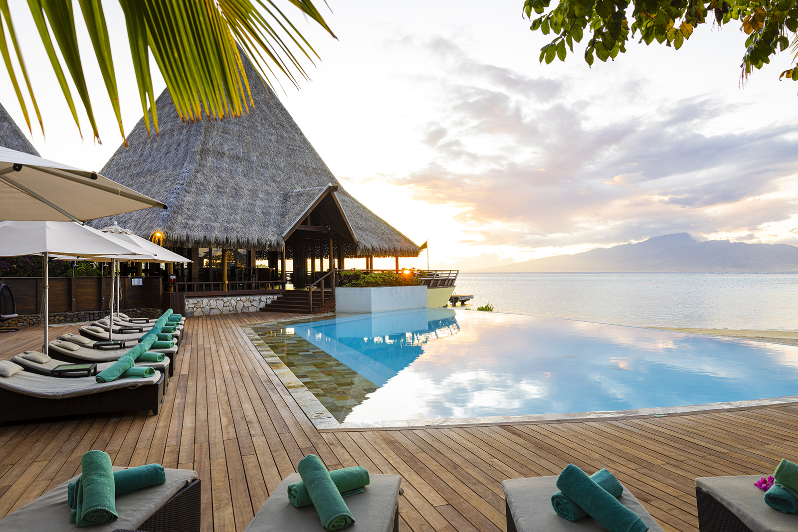 MOZ_Pool©Sofitel-Kia-Ora-Moorea-gregoirelebacon